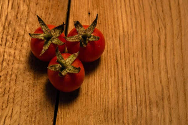 Frische Kirschtomaten auf einem Holzbrett. — Stockfoto