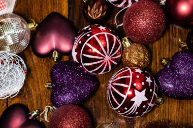 Tahta üzerinde Noel süslemeleri. Noel konsepti. Renkli