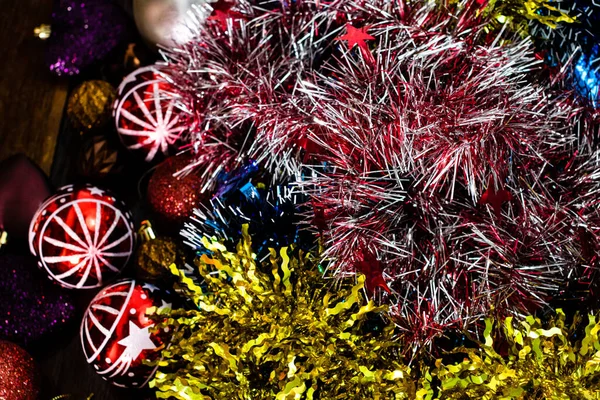 Decoraciones navideñas sobre tabla de madera. Concepto de Navidad. Color. —  Fotos de Stock