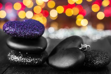 Arkaplanı bulanık ve bulanık olan yılbaşı dekorasyonları