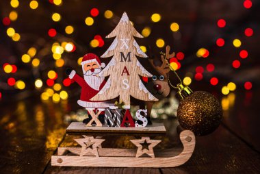 Arkaplanı bulanık ve bulanık olan yılbaşı dekorasyonları