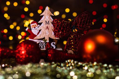 Arkaplanı bulanık ve bulanık olan yılbaşı dekorasyonları