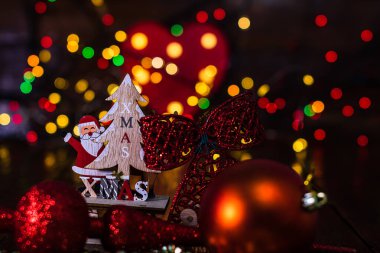 Arkaplanı bulanık ve bulanık olan yılbaşı dekorasyonları