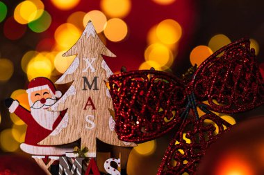 Arkaplanı bulanık ve bulanık olan yılbaşı dekorasyonları