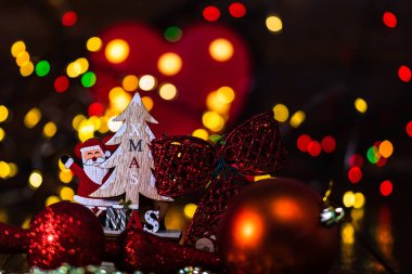 Arkaplanı bulanık ve bulanık olan yılbaşı dekorasyonları