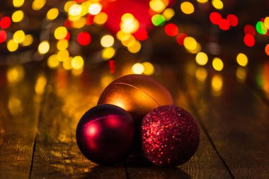 Arkaplanı bulanık ve bulanık olan yılbaşı dekorasyonları