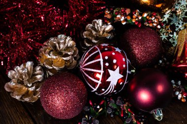 Tahta üzerinde Noel süslemeleri. Noel konsepti. Renkli