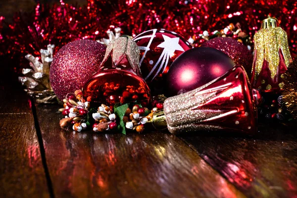 Decorações de Natal em prancha de madeira. Conceito de Natal. Colorf — Fotografia de Stock