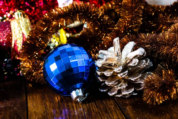 Decorações de Natal em prancha de madeira. Conceito de Natal. Colorf — Fotografia de Stock