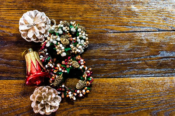 Decorações de Natal em prancha de madeira. Conceito de Natal. Pinheiro c — Fotografia de Stock