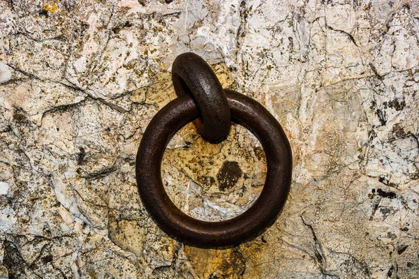 Sluiten van een oude roestige deurklopper. — Stockfoto