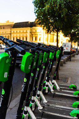 Romanya 'nın Bükreş kentinde 2019' da park etmiş bir mobilet.