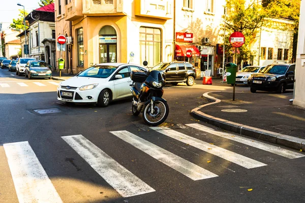 Moto estacionado en el cruce peatonal en Bucarest, Roman — Foto de Stock