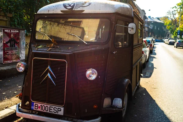 Vecchio camion Citroen vintage parcheggiato sulla strada a Bucarest, Rom — Foto Stock