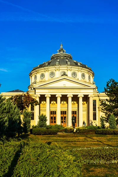 Román Athenaeum vagy Ateneul Roman, Bukarest központjában, — Stock Fotó
