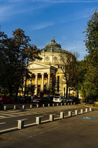 Румунський Атенеум або Атенеуль Роман, в центрі Бухареста., — стокове фото