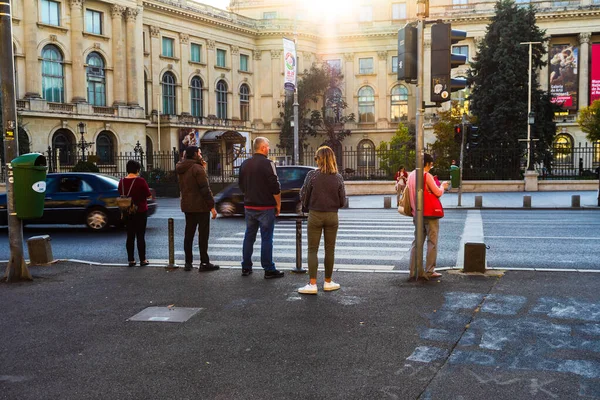 Fußgänger warten auf die Überquerung der Straße in Bukarest, Rumänien, 2 — Stockfoto