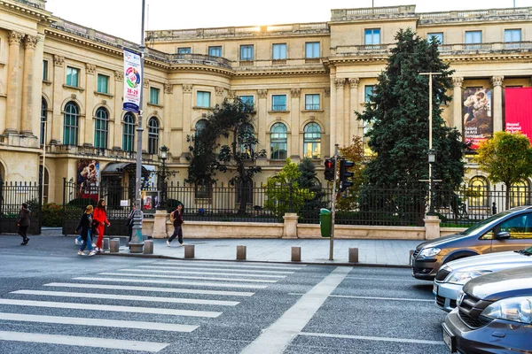 Cars waiting on red light. Downtown traffic in Bucharest, Romani — Stock Photo, Image