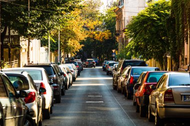Romanya 'nın Bükreş kentinde yolun her iki tarafına park edilmiş arabalar, 201