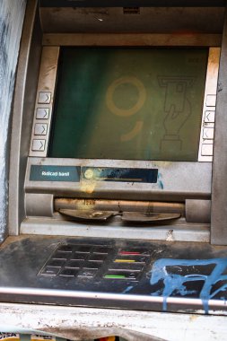 Romanya 'nın Bükreş kentindeki eski ve tozlu ATM makinesi, 2019