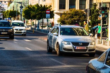 Romanya 'nın Bükreş kentindeki Victoriei Bulvarı' nda araba trafiği, 2019