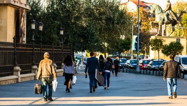 Bükreş şehir merkezinde kaldırımda yürüyen insanlar ve turistler, 
