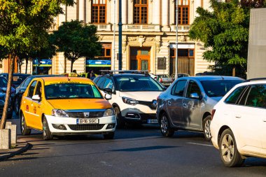 Şehir merkezindeki Victoriei Bulvarı 'nda trafik yoğun. (