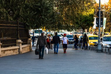 Bükreş şehir merkezinde kaldırımda yürüyen insanlar ve turistler, 