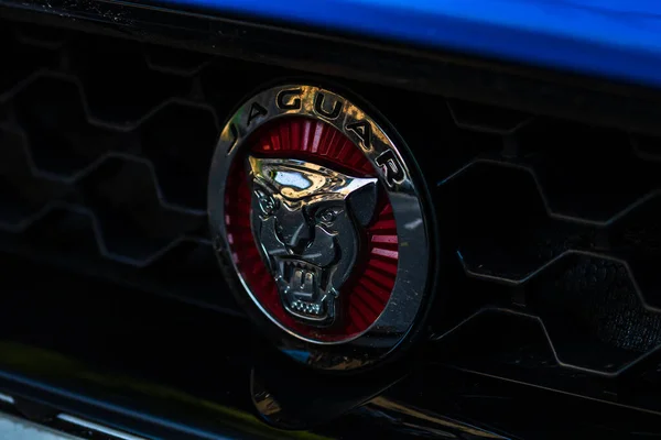 Logotipo de la marca "Jaguar" en coche en Bucaret, Rumania, 2019 — Foto de Stock