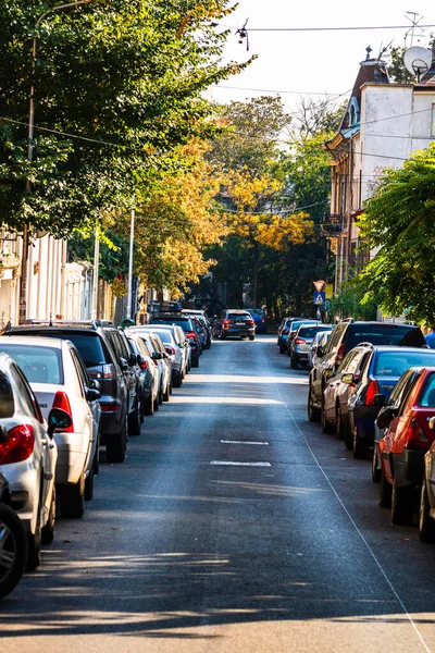 Coches aparcados a ambos lados de la carretera en Bucarest, Rumania, 201 — Foto de Stock