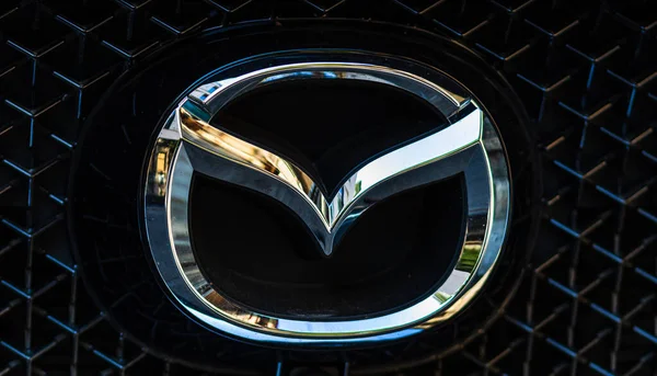 Logotipo de la marca "Mazda" en coche en Bucaret, Rumania, 2019 — Foto de Stock
