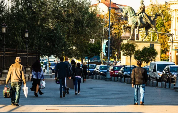 Les gens, les touristes marchant sur le trottoir du centre-ville de Bucarest , — Photo