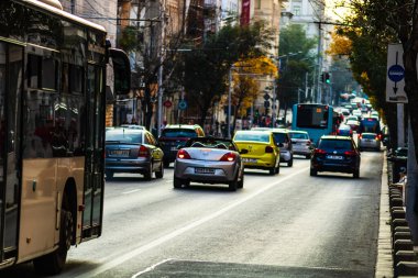 Şehir merkezindeki Victoriei Bulvarı 'nda trafik yoğun. (