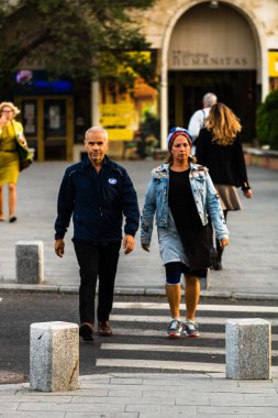 Bükreş şehir merkezinde kaldırımda yürüyen insanlar ve turistler, 