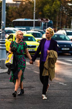 Genç turistler ve Bükreş 'i ziyaret eden çift, kenarda yürüyorlar