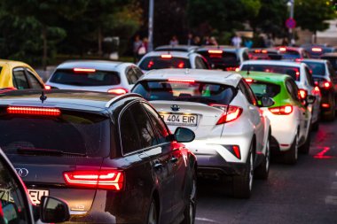 Şehir merkezindeki Victoriei Bulvarı 'nda trafik yoğun. (