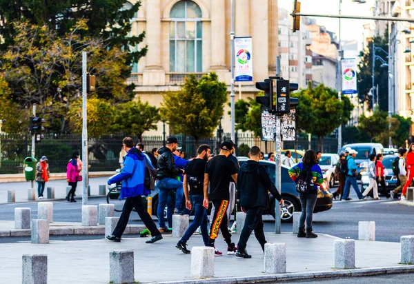 Ludzie, turyści spacerujący po chodniku w centrum Bukaresztu, — Zdjęcie stockowe