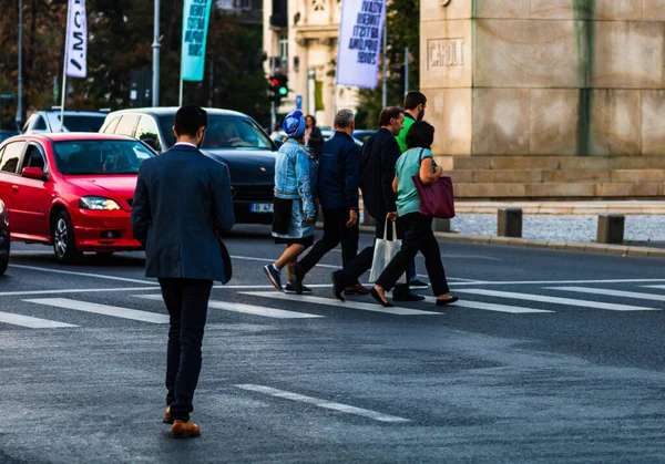 Pessoas, turistas cruzando a rua no centro de Bucareste, Roman — Fotografia de Stock