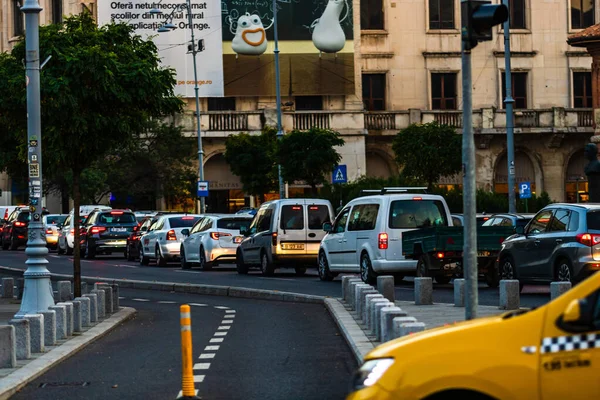 Ruch samochodowy w godzinach szczytu w centrum miasta, Victoriei Boulevard ( — Zdjęcie stockowe