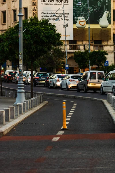 Tráfico de coches en hora punta en el centro de la ciudad, Victoriei Boulevard  ( —  Fotos de Stock