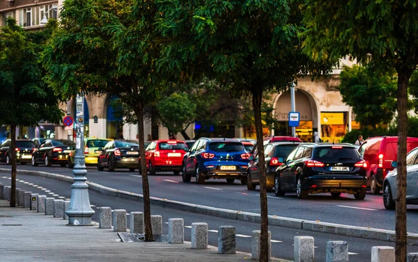 Tráfico de coches en hora punta en el centro de la ciudad, Victoriei Boulevard  ( — Foto de Stock