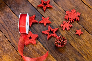 Tahta üzerinde Noel süslemeleri. Renkli, şen şakrak ve şen