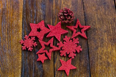 Renkli, ışıltılı ve parlak Noel süsleri ahşap boa