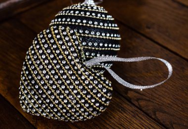 Tahta üzerinde Noel süslemeleri. Noel konsepti. Siyah 