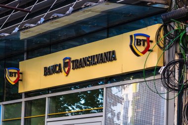 Banca Transilvania (Bt) şubesinin logosu. Bankadakiler arasında...