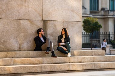 Carol 'ın merdivenlerinde sohbet eden genç bir çift. Nat' ta heykel yapıyorum.