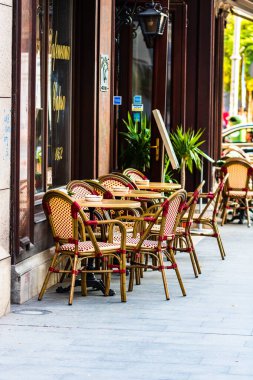 Victoriei Yolu 'ndaki yerel restoranda boş masalar (Calea Victori