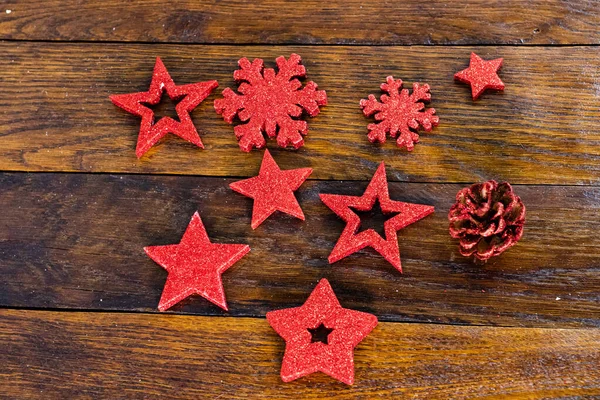 Рождественские украшения на деревянной доске. Красочный, глайтерный и шумный — стоковое фото