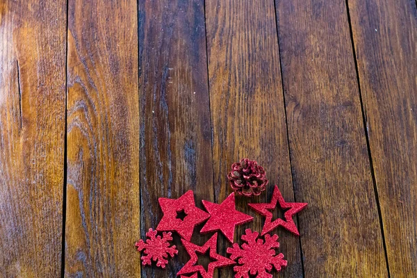 Decoraciones de Navidad coloridas, brillantes y brillantes en boa de madera —  Fotos de Stock