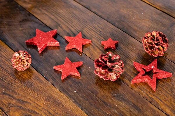 Kleurrijke, glanzende kerstversieringen op houten boa — Stockfoto